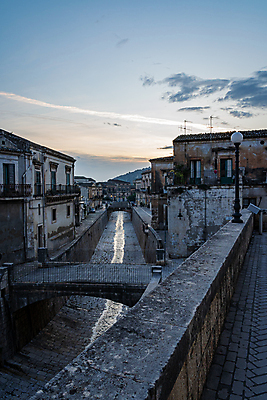 포토 JPG 해외이미지 유럽 여행 건축양식 하늘 지붕 파노라마 풍경 사람없음 야외 건물 도시풍경 햇빛 교회 마을 이탈리아 바위 도시 역사 지중해 타운 바로크 옛날 해외포토 건축물 건축 나라 바다 종교건축 촬영기법 태양 돌_바위 파일형식 이미지허브