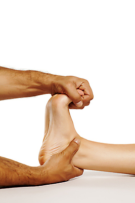 포토 JPG 해외이미지 손 맨발 근접촬영 신체부위 스트레칭 잡기 마사지 발목 물리치료 위생관리 풋케어 해외포토 뷰포인트 모션 발 관리 사람 치료 운동 피부관리 파일형식 이미지허브