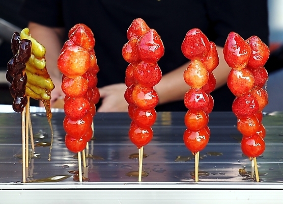 포토 JPG 해외이미지 음식 과일 딸기 디저트 사람없음 흐름 꼬치 달콤 탕후루 해외포토 컨셉 간식 맛 파일형식 이미지허브