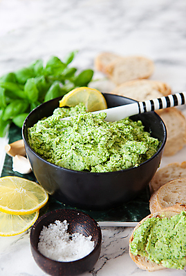 포토 JPG 해외이미지 음식 빵 마늘 사람없음 세로 펼침 신선 사발 맛 레몬 허브 대리석 소금 레시피 버터 바질 짠맛 핸드메이드 카피스페이스 해외포토 식물 컨셉 채소 과일 재료 모션 공백 사기그릇 파일형식 이미지허브