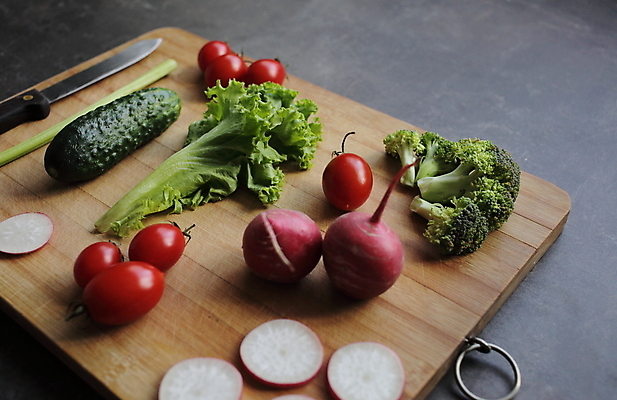 포토 JPG 해외이미지 식재료 방울토마토 실내 사람없음 상추 브로콜리 건강식 나무도마 적환무 해외포토 음식 토마토 채소 도마 내부 목재 무 파일형식 이미지허브