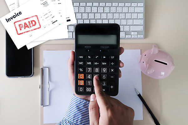 포토 JPG 해외이미지 아이콘 손 디자인 종이 컨셉 돈 비즈니스 탁자 사람 사람없음 금융 노트북 컴퓨터 사무실 스크린 자료 업무 플랫 편지 책상 서비스 사인 속도 서식 문서 파일 상업 영수증 질서 온라인 회계 계산서 계좌 세금 예산 타격 회계사 비용 해외포토 직업 가구 모션 신체부위 경제 전자제품 예절 작업 재산 파일형식 이미지허브