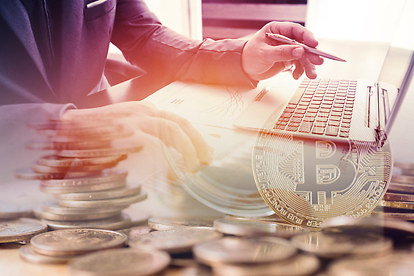 포토 JPG 해외이미지 남자 백그라운드 인터넷 비즈니스 통신 탁자 모바일 관리 사람 사람없음 스마트폰 컴퓨터 사무실 알약 공책 키보드 업무 비즈니스맨 온라인 해외포토 가구 문구용품 전자제품 핸드폰 스마트기기 약 작업 직장인 파일형식 이미지허브