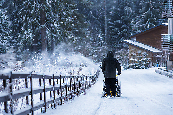 포토 JPG 해외이미지 전신 나무 남자 도로 겨울 거리 한명 성인 야외 뒷모습 장비 공구 밀기 청소 눈치우기 제설 제설기 폭설 성인남자한명만 해외포토 식물 1 계절 길 뷰포인트 교통시설 모션 눈_날씨 사람 도구 자연재해 치우기 남자한명만 성인남자만 파일형식 이미지허브