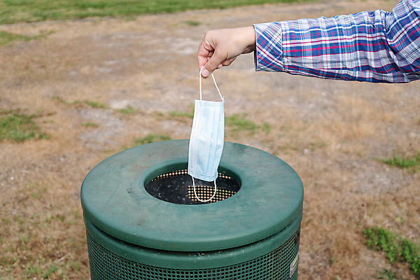 포토 JPG 해외이미지 백인 손 공원 여자 컨셉 가면 사람 사람없음 야외 바구니 건강관리 환경 쓰레기통 잡기 던지기 바이러스 보호 질병 쓰레기 폐기물 위험 일회용 컨테이너 버리기 사회이슈 감염 전염 문제 낭비 돌봄 위생관리 전염병 해외포토 서양인 공공시설 산업 의학 모션 건강 관리 신체부위 파일형식 이미지허브