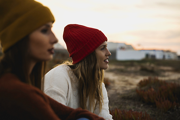 포토 JPG 해외이미지 백인 라이프스타일 옷 여자 행복 여행 자연 휴가 대화 미소 풍경 소녀 야외 두명 친구 유행 일몰 우정 가을 시원함 무료 캡모자 스타일 힙스터 해외포토 서양인 모자_잡화 계절 패션 감정 어린이 관계 표정 말하기 사람 생활 노을 생태계 파일형식 이미지허브