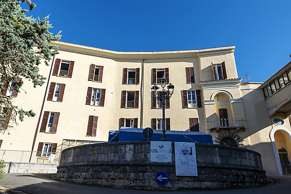 포토 JPG 해외이미지 외관 건축양식 창문 하늘 주택 사람없음 야외 건물 파란색 성당 교회 여행객 문 마을 이탈리아 궁전 골동품 도시 중세 역사 아치 타운 기념물 르네상스 세기 해외포토 건축물 건축 유럽 컬러 고건축 종교건축 모션 사람 파일형식 이미지허브