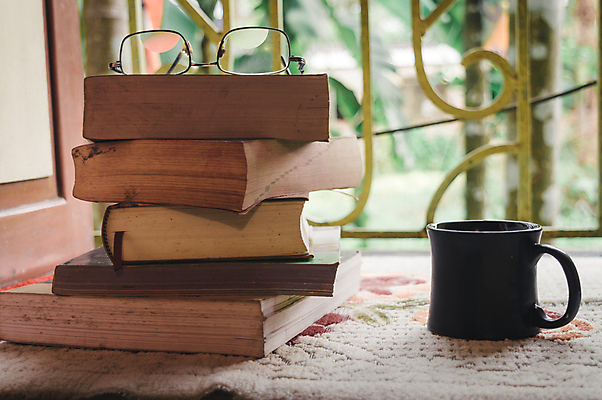 포토 JPG 해외이미지 전통 라이프스타일 디자인 교육 종이 백그라운드 컨셉 겨울 창문 가정 탁자 아침 휴식 실내 건강 사람없음 장식 책 컵 선물상자 독서 햇빛 갈색 머그컵 가을 오픈 작업장 아침식사 소셜미디어 카피스페이스 해외포토 주간 식기 계절 산업 컬러 가구 선물 내부 생활 상자 태양 식사 공백 파일형식 이미지허브