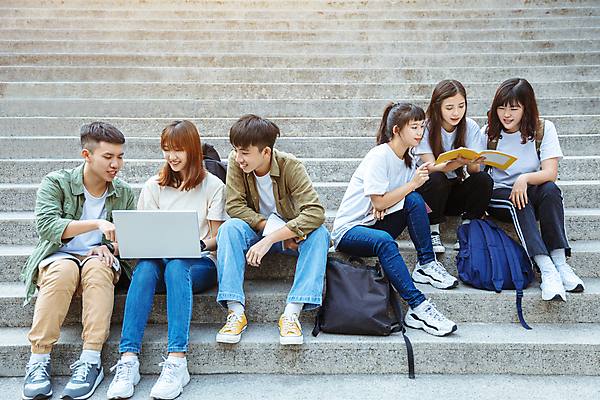 포토 JPG 해외이미지 전신 학생 응시 여자 교육 남자 행복 가방 학교 들기 앉기 동양인 여러명 옆모습 10대 책 노트북 계단 우정 십대만 해외포토 시선 잡화 감정 뷰포인트 다수 모션 청소년 사람 인종 친구 전자제품 파일형식 이미지허브