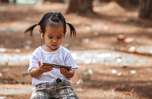 포토 JPG 해외이미지 라이프스타일 공원 여자 행복 얼굴 어린이 이어폰 백그라운드 자연 한명 사람 동양인 야외 초록색 스마트폰 정원 헤드폰 기쁨 듣기 아기 걸음마 해외포토 1 공공시설 감정 컬러 음향기기 모션 인종 생활 신체부위 핸드폰 스마트기기 생태계 파일형식 이미지허브