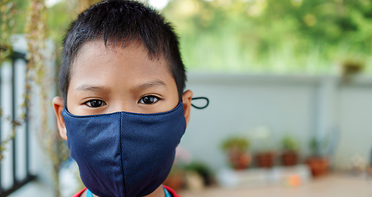 포토 JPG 해외이미지 라이프스타일 응시 남자 아시아 얼굴 어린이 실내 한명 미소 안전 사람 소년 상반신 신체부위 가로 캐주얼 컬러풀 건강관리 바이러스 보호 질병 연결 예방 전염병 천진난만 카피스페이스 해외포토 1 시선 옷 나라 컬러 컨셉 의학 표정 건강 관리 내부 생활 공백 파일형식 이미지허브