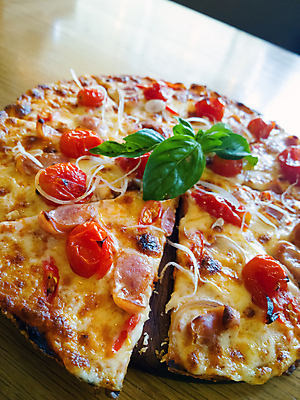 포토 JPG 해외이미지 접시 음식 토마토 채소 부분 양파 치즈 피자 패스트푸드 요리 사람없음 가로 빨간색 노란색 식사 저녁식사 버섯 이탈리아 조미료 소시지 굽기 지중해 허브 속도 햄 후추 바질 마르게리타피자 모짜렐라치즈 살라미 페퍼로니 해외포토 식물 식기 유럽 바다 컬러 유제품 서양음식 육류 가공식품 인스턴트 구이 향신료 향미료 파일형식 이미지허브