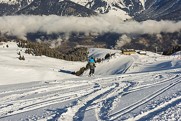 포토 JPG 해외이미지 스포츠 여행 포즈 겨울 자연 하늘 휴가 스키 산 파노라마 사람 풍경 경사 사람없음 야외 파란색 프랑스 흰색 언덕 그림 눈내림 산맥 해외포토 계절 유럽 컬러 겨울스포츠 눈_날씨 촬영기법 생태계 파일형식 이미지허브