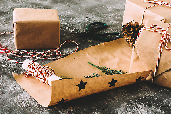 포토 JPG 해외이미지 리본 종이 밧줄 줄 백그라운드 크리스마스 겨울 포장 탁자 휴가 새로움 선물 사람없음 장식 초록색 상자 갈색 축제 놀람 회색 수확 나뭇가지 축하 소나무 12월 연도 활 준비 복고 패키지 전나무 원뿔 짐싸기 내추럴 그런지 포장소품 핸드메이드 해외포토 도형 나무 계절 기념일 감정 컬러 가구 컨셉 농업 표정 날짜 오브젝트 포장재료 파일형식 이미지허브