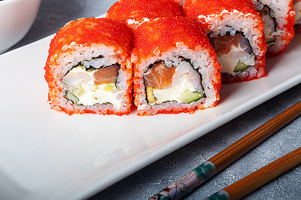 포토 JPG 해외이미지 접시 회색배경 실내 근접촬영 사람없음 초밥 날치알 나무젓가락 롤스시 캘리포니아롤 일본음식 해외포토 식기 음식 뷰포인트 백그라운드 젓가락 내부 알 회색 파일형식 이미지허브