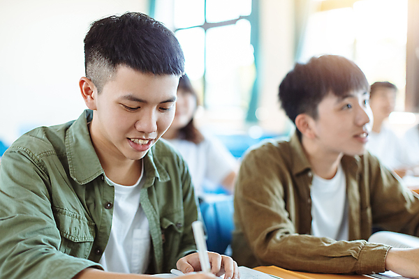 포토 JPG 해외이미지 학생 응시 여자 교육 남자 행복 의자 교실 학교 앉기 동양인 여러명 상반신 옆모습 10대 책 펜 우정 책상 십대만 해외포토 시선 감정 뷰포인트 가구 다수 모션 청소년 사람 인종 친구 필기구 파일형식 이미지허브