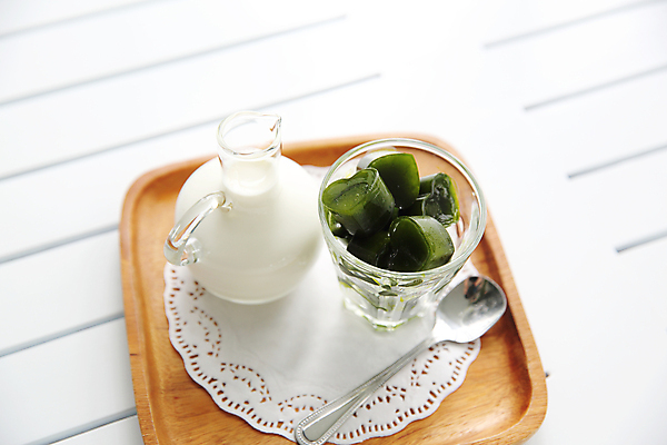 포토 JPG 해외이미지 주간 쟁반 사람없음 야외 컵 숟가락 우유 머그컵 녹차 말차 코스터 해외포토 자연요소 식기 유제품 수저 차_음료 컵받침 파일형식 이미지허브