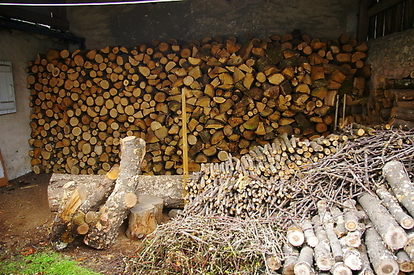 포토 JPG 해외이미지 겨울 주택 사람없음 목재 쌓기 상점 프랑스 나뭇가지 시골 장작 자르기 배열 통나무 연료 흙더미 프랑스어 뒤뜰 수목 개조 해외포토 나무 문자 계절 유럽 재료 모션 건물 흙 파일형식 더미 이미지허브