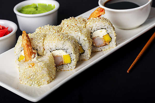 포토 JPG 해외이미지 접시 검은배경 실내 사람없음 초밥 튀김 고추냉이 간장 종지 깨 나무젓가락 롤스시 캘리포니아롤 일본음식 해외포토 그릇 식기 음식 백그라운드 식재료 젓가락 내부 검은색 양념 조미료 파일형식 이미지허브