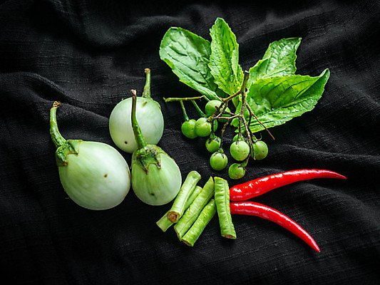 포토 JPG 해외이미지 식물 음식 백그라운드 잎 채소 재료 자연 고추 탁자 검은배경 건강 사람없음 빨간색 초록색 흰색 신선 날것 성분 해외포토 컬러 가구 검은색 생태계 파일형식 이미지허브