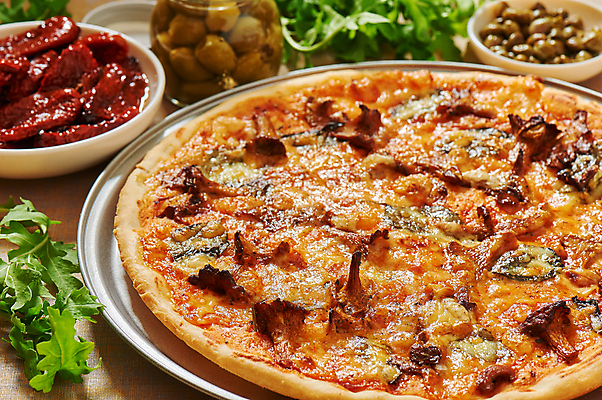 포토 JPG 해외이미지 전통 접시 음식 조각 잎 토마토 치즈 건조 피자 패스트푸드 쟁반 요리 사람없음 주방 식당 식사 저녁식사 버섯 이탈리아 빵집 로켓 시골 신선 항아리 사발 맛 굽기 먹기 허브 향신료 올리브 반죽 밀가루 바질 토마토소스 루꼴라 퀼트 해외포토 식물 식기 열매 유럽 컨셉 채소 모션 유제품 서양음식 상점 도자기 사기그릇 소스_음식 인스턴트 가루 구이 향미료 파일형식 이미지허브