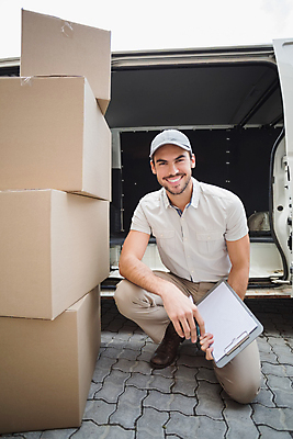 포토 JPG 해외이미지 주간 전신 백인 응시 남자 노동자 한명 들기 20대 성인 야외 앞모습 택배기사 무릎꿇기 승합차 배송 택배상자 서류판 성인남자한명만 해외포토 자연요소 서양인 직업 1 시선 뷰포인트 모션 승용차 사람 청년 상자 사무용품 배달원 택배 남자한명만 성인남자만 파일형식 이미지허브