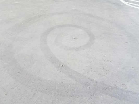 포토 JPG 해외이미지 무늬 곡선 나선형 사람없음 야외 검은색 보행로 아스팔트 흔적 땅바닥 해외포토 도로 길 선 컬러 바닥 파일형식 이미지허브