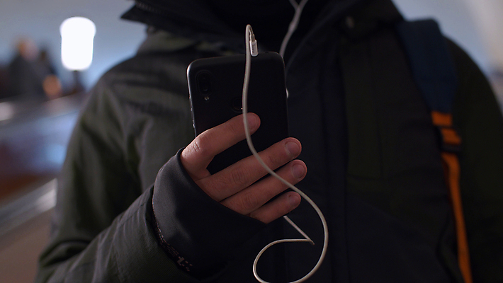 포토 JPG 해외이미지 백인 1 라이프스타일 손 남자 음악 이어폰 여행 모바일 실내 사람 성인 사람없음 스마트폰 헤드폰 듣기 잡기 도시 닫기 전철 무선전화기 에스컬레이터 승객 지하 플레이어 해외포토 서양인 육상교통 음향기기 모션 문화예술 대중교통 내부 생활 신체부위 핸드폰 스마트기기 전화기 파일형식 이미지허브