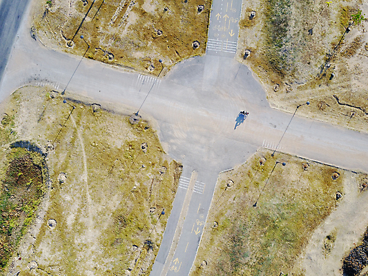 포토 JPG 해외이미지 라이프스타일 도로 길 선 여행 포즈 백그라운드 이동 십자가 비즈니스 추상 거리 안테나 안전 사람 사람없음 야외 건물 달리기 걷기 자전거 검은색 산책 흰색 도시 보행자 횡단보도 도심 군중 정상 교차로 심볼 사인 바쁨 장면 얼룩말 방법 인구 제국 힙스터 해외포토 건축물 패션 컬러 컨셉 무늬 통신 교통시설 모션 휴식 생활 바이크 말_동물 보행로 파일형식 이미지허브