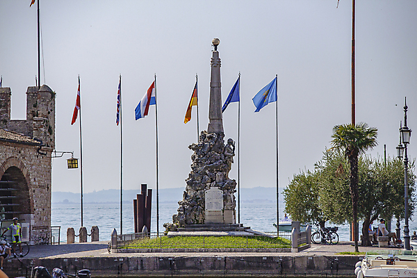 포토 JPG 해외이미지 주간 바다 유럽풍경 하늘 유럽건축 사람없음 야외 건물 동상 이탈리아 국기 해외포토 자연요소 건축물 유럽 서양건축 풍경 조형물 기념물 파일형식 이미지허브