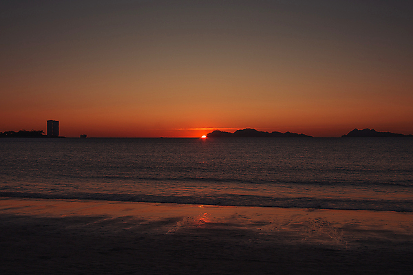 포토 JPG 해외이미지 구름 모래 파도 바다 섬 여행 오렌지 자연 하늘 휴가 휴식 손바닥 풍경 사람없음 빨간색 물 여름 모래사장 햇빛 태양 평화 일출 맑음 황혼 일몰 새벽 만 저녁 코코넛 몰디브 해외포토 자연요소 손 계절 아시아 컬러 컨셉 과일 날씨 노을 야간 생태계 파일형식 이미지허브