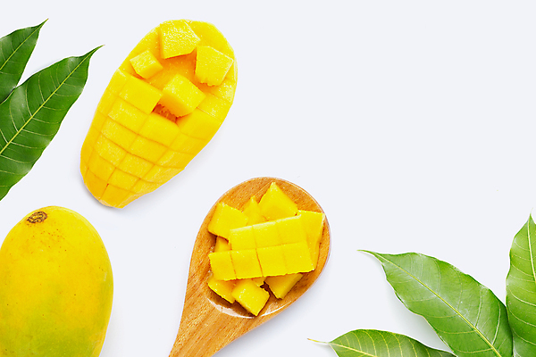 포토 JPG 해외이미지 잎 실내 사람없음 열대과일 흰배경 슬라이스 망고 나무숟가락 과일조각 해외포토 식물 조각 백그라운드 과일 내부 숟가락 흰색 파일형식 이미지허브