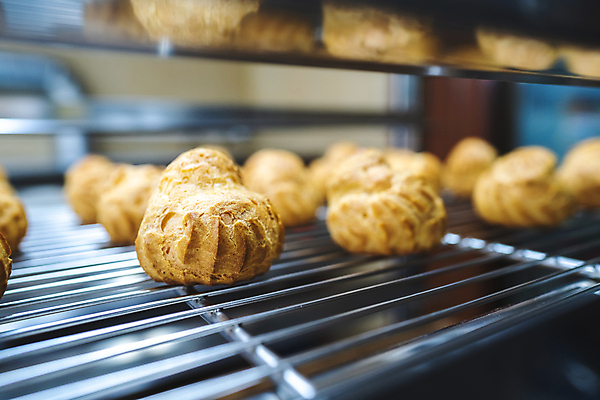 포토 JPG 해외이미지 전통 접시 음식 백그라운드 디저트 요리 사람없음 갈색 케이크 주방 얼음 카페 빵집 흰색 신선 달콤 맛 아침식사 설탕 굽기 가득함 크림 반죽 퍼프 레시피 버터 프랑스어 바닐라 번 커스터드 페스츄리 핸드메이드 해외포토 자연요소 문자 식기 빵 컬러 컨셉 상점 식사 구이 파일형식 이미지허브