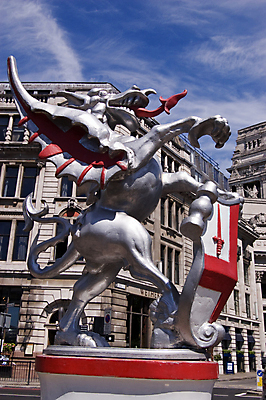 포토 JPG 해외이미지 무기 조각 사람없음 야외 세로 조각상 경계선 용 은색 심볼 런던 방패 천연기념물 해외포토 선 컬러 영국 조형물 경계 파일형식 이미지허브