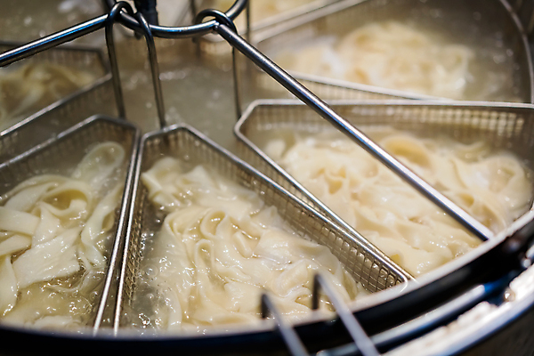 포토 JPG 해외이미지 전통 접시 아시아 문화 도로 음식 여행 백그라운드 태국 밥 거리 파스타 육류 요리 동양인 사람없음 물 노란색 상점 검은색 식사 중국 흰색 도시 면 뜨거움 사발 떨어짐 수프 냄비 더위 소프트포커스 먹기 슛 베이징 홍콩 점심식사 끓이기 삶기 옛날 스타일 해외포토 자연요소 식기 나라 길 컬러 컨셉 식재료 교통시설 모션 날씨 서양음식 촬영기법 인종 사기그릇 솥 파일형식 이미지허브