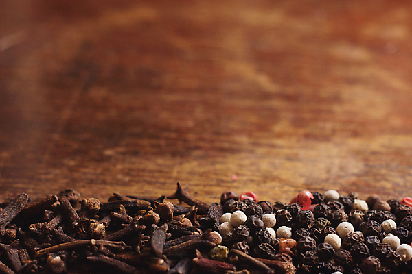 포토 JPG 해외이미지 아시아 음식 재료 건조 요리 씨앗 사람없음 목재 빨간색 초록색 컬러풀 장미 갈색 주방 검은색 어둠 수확 껍질 흰색 양념 조미료 닫기 맛 인도인 허브 향신료 부식 유기농 질감 매움 향기 향 레시피 후추 모음 해외포토 외국인 나무 식물 웰빙 꽃 나라 컬러 컨셉 농업 모션 동양인 한글 냄새 향미료 파일형식 이미지허브