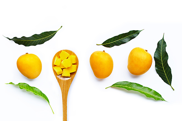 포토 JPG 해외이미지 잎 실내 사람없음 열대과일 흰배경 일렬 망고 나무숟가락 과일조각 해외포토 식물 조각 백그라운드 과일 내부 숟가락 흰색 파일형식 이미지허브