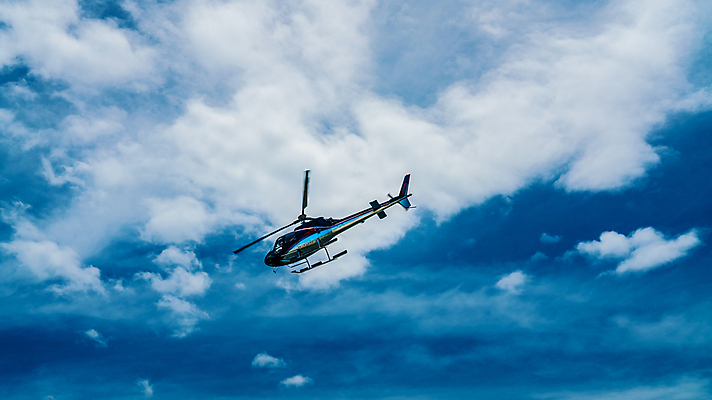 포토 JPG 해외이미지 구름 여행 날개 교통시설 하늘 아침 안테나 풍경 사람없음 야외 파란색 여행객 기계 흰색 긴급 칼날 분위기 헬리콥터 은색 아래 항공 속도 프로펠러 파란배경 이륙 해외포토 주간 자연요소 컬러 백그라운드 교통 컨셉 통신 비행기 사람 방향 시설 위치 파일형식 이미지허브
