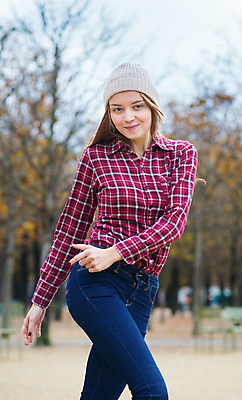 포토 JPG 해외이미지 백인 모델 유럽 셔츠 모션 거리 한명 사람 야외 금발 유행 봄 흰색 청바지 도시 날씬함 해외포토 서양인 1 헤어스타일 계절 나라 컬러 상의 바지 몸매 파일형식 이미지허브