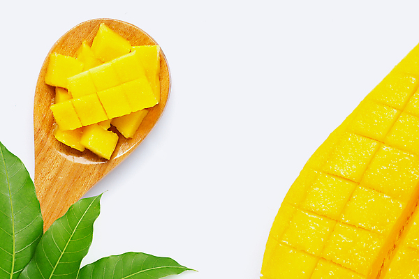 포토 JPG 해외이미지 잎 실내 근접촬영 사람없음 열대과일 흰배경 망고 나무숟가락 과일조각 해외포토 식물 뷰포인트 조각 백그라운드 과일 내부 숟가락 흰색 파일형식 이미지허브