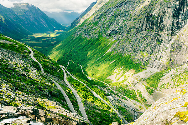 포토 JPG 해외이미지 도로 길 여행 사다리 교통시설 자연 산 노르웨이 풍경 사람없음 야외 초록색 여름 여행객 계곡 폭포 아스팔트 암초 북쪽 스칸디나비아 전국 해외포토 계절 유럽 컬러 교통 사람 도구 방향 시설 생태계 파일형식 이미지허브