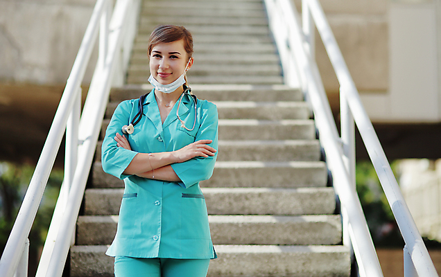 포토 JPG 해외이미지 주간 여자 유니폼 청진기 병원 마스크 한명 서기 상반신 성인 야외 앞모습 간호사 의사 성인여자한명만 해외포토 자연요소 1 옷 뷰포인트 의학 의료기기 모션 사람 의료진 여자한명만 성인여자만 파일형식 이미지허브