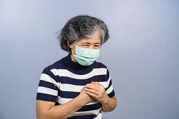 포토 JPG 해외이미지 할머니 얼굴 주택 건강 가면 마스크 한명 안전 동양인 건강관리 고통 터치 하트 입 수비 호흡기관 바이러스 보호 질병 상처 사회이슈 공포 박테리아 고립 궤 돌봄 위생관리 인플루엔자 카피스페이스 해외포토 모양 1 여자 노년 감정 컨셉 의학 모션 관리 사람 인종 건물 신체부위 공백 장기_의학 파일형식 이미지허브