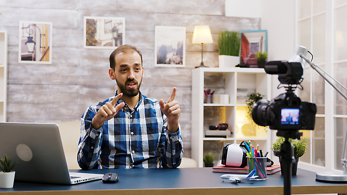 포토 JPG 해외이미지 남자 액자 창문 책장 한명 상반신 성인 앞모습 노트북 카메라 촬영 스탠드 가리킴 책상 연필꽂이 방송 촬영실 성인남자한명만 유튜버 해외포토 1 뷰포인트 가구 문구용품 조명 사람 손짓 전자제품 공간 남자한명만 성인남자만 파일형식 크리에이터 이미지허브