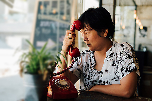 포토 JPG 해외이미지 모델 여자 아시아 커피 40대 컨셉 셔츠 통신 관계 태국 스트레스 실내 피곤 대화 한명 사람 동양인 빨간색 스마트폰 유행 상점 검은색 중국 카페 수확 분노 흰색 표현 전화기 고민 복고 부름 문제 불만 의심 옛날 해외포토 1 감정 나라 음료 컬러 중년 상의 농업 모션 말하기 인종 내부 핸드폰 스마트기기 파일형식 이미지허브