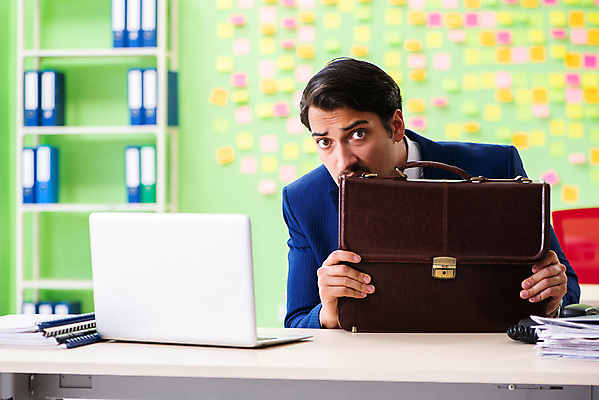 포토 JPG 해외이미지 응시 남자 컨셉 회사 비즈니스 사업가 스트레스 직장 피곤 한명 정장 상반신 성인 사무실 쪽지 잡기 업무 작업 비즈니스맨 좌절 가득함 포스트잇 바쁨 숨기 성인남자한명만 해외포토 직업 1 시선 옷 감정 모션 사람 메모지 직장인 남자한명만 성인남자만 파일형식 이미지허브