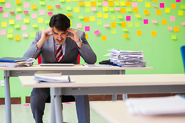 포토 JPG 해외이미지 남자 컨셉 회사 비즈니스 사업가 스트레스 직장 피곤 한명 정장 상반신 성인 사무실 쪽지 업무 작업 비즈니스맨 좌절 가득함 고민 포스트잇 바쁨 서류더미 손짚기 성인남자한명만 해외포토 직업 1 옷 감정 사람 손짓 메모지 직장인 문서 남자한명만 성인남자만 파일형식 더미 이미지허브