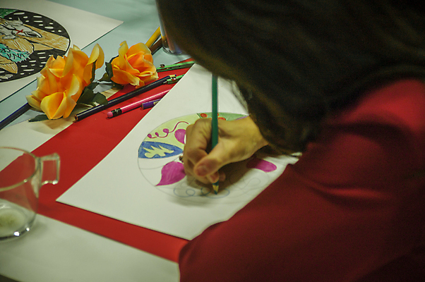 포토 JPG 해외이미지 백인 여자 어린이 색연필 실내 한명 들기 상반신 성인 뒷모습 그리기 성인여자한명만 해외포토 서양인 1 뷰포인트 모션 학용품 사람 내부 여자한명만 성인여자만 파일형식 이미지허브