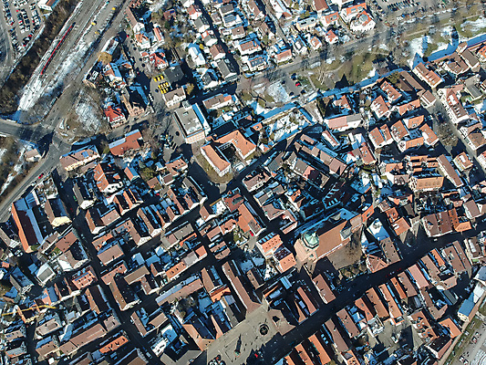 포토 JPG 해외이미지 전통 외관 유럽 문화 여행 겨울 건축양식 하늘 주택 독일 안테나 사람없음 야외 건물 여름 조각상 교회 여행객 마을 도시 중세 역사 정사각형 타운 기념물 2월 구식 옛날 해외포토 도형 건축물 계절 건축 나라 통신 종교건축 사람 조형물 날짜 파일형식 이미지허브