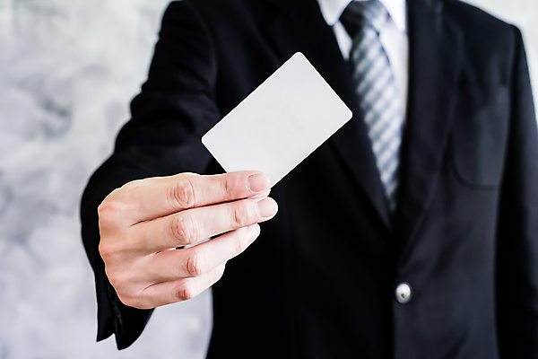 포토 JPG 해외이미지 직업 1 손 남자 컨셉 비즈니스 명함 넥타이 사람 정장 사람없음 검은색 공백 흰색 잡기 비즈니스맨 신용카드 발표 메시지 보여주기 마케팅 해외포토 잡화 옷 컬러 모션 신체부위 금융 직장인 파일형식 이미지허브